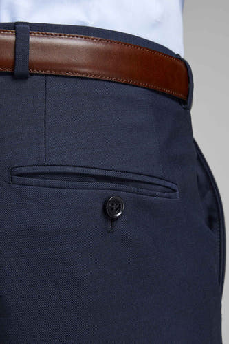 Pantalon de costume bleu PREMIUM by JACK & JONES, avec ce cece et et détail sur bouton sur la poche arrière.