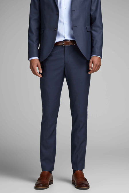 Pantalon de costume bleu PREMIUM by JACK & JONES, avec une ceinture marron et des chaussures marrons.