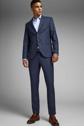 Pantalon de costume bleu marine PREMIUM by JACK & JONES, associé à une chemise bleu clair et des chaussures marron.
