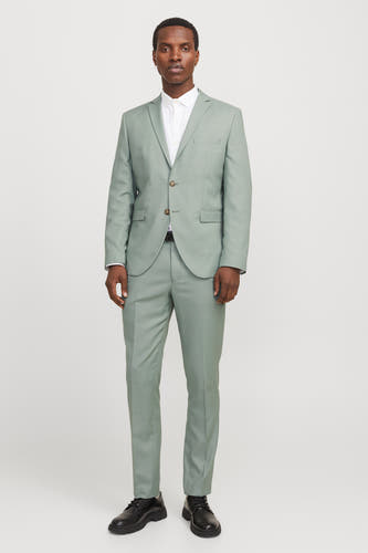 Pantalon de costume vert de PREMI by by JACK & & J, avec un veste correspondante, une chemise blanche et des chaussures noires.