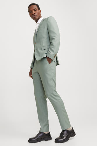 Pantalon de costume vert de PREMI by by JACK & & J, porté avec un chemise blanc et des chaussures noires.