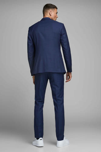 Pantalon de costume bleu PREMIUM by JACK & JONES, dos, associé à des sneakers blanches.