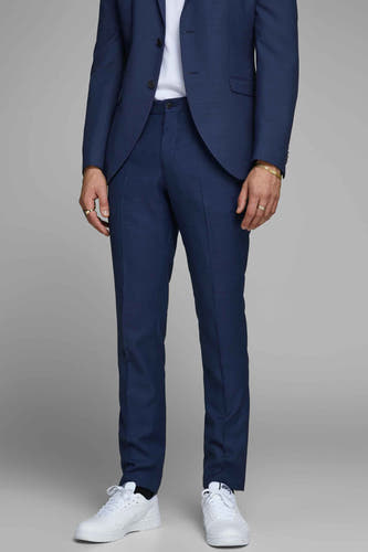 Pantalon de costume bleu PREMIUM by JACK & JONES, avec une fine texture et associé à des baskets blanches.