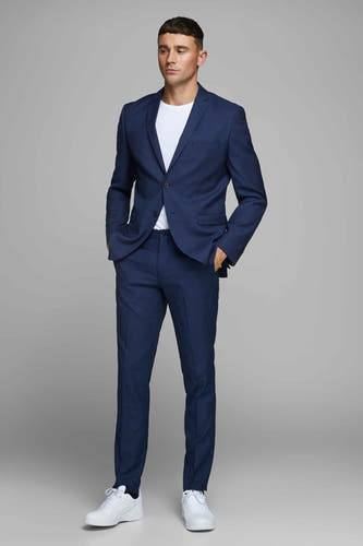Pantalon de costume bleu PREMIUM by JACK & JONES, associé à un T-shirt blanc et des baskets blanches.