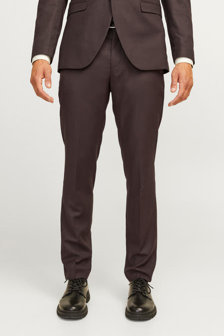 Pantalon de costume brun PREMIUM by JACK & JONES, porté avec des chaussures noires et une chemise blanche.