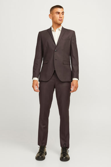 Bruine kostuumbroek van PREMIUM by JACK & JONES, gedragen met een gestreept overhemd en zwarte veterschoenen.