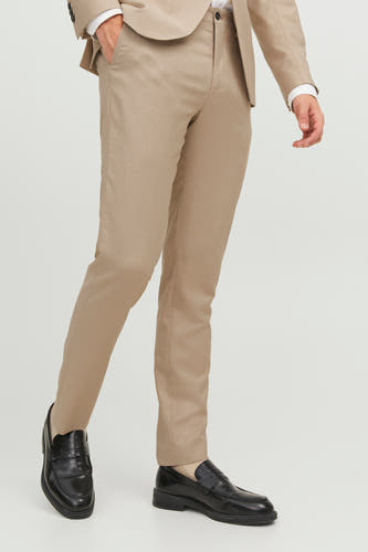 Pantalon de costume beige PREMIUM by JACK & JONES, vu de l'arrière avec des chaussures noires.