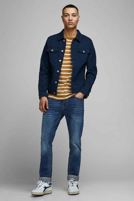 Jean slim de JACK & JONES JEANS INTELLIGENCE, en denim bleu moyen, associé à une veste et des baskets.