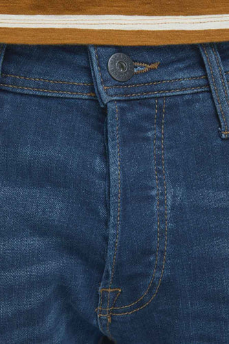 Close-up blauwe jeans met bruine stiksels.