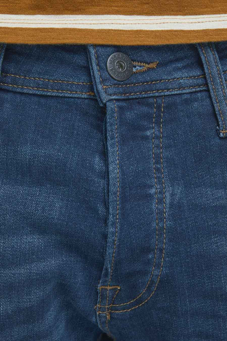 Close-up blauwe jeans met bruine stiksels.
