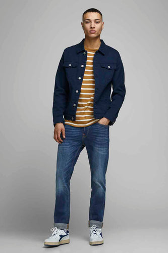 Man met een blauw denim jack, gestreept shirt en blauwe jeans.