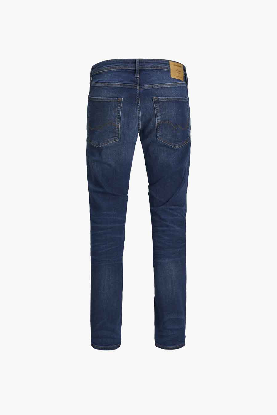 Blauwe jeans achterkant met leren label.