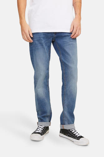 Jean slim fit bleu moyen de JACK & JONES JEANS INTELLIGENCE, porté avec un T-shirt blanc et des chaussures noires, dos.