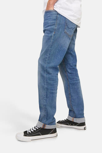 Slim fit jeans van denim door JACK & JONES JEANS INTELLIGENCE, met opgerolde broekspijpen en zwarte canvas sneakers.