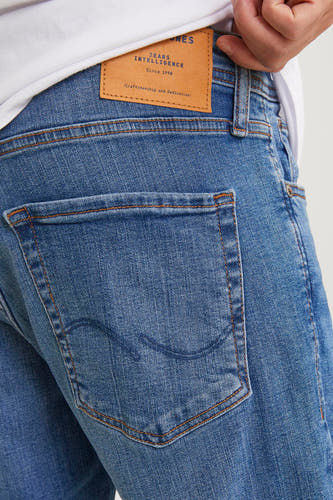 Jean slim fit en denim bleu de JACK & JONES JEANS INTELLIGENCE, avec des boutons sur la poche.