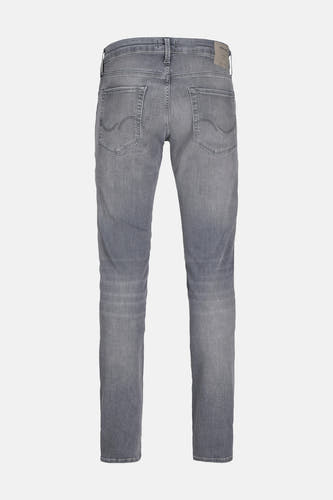 Jean slim bleu clair de JACK & JONES JEANS INTELLIGENCE, avec des poches à l'arrière et un étiquette de marque.