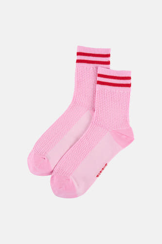 Chaussettes roses à rayures rouges de BIRDLAND, tricot texturé en gros plan.