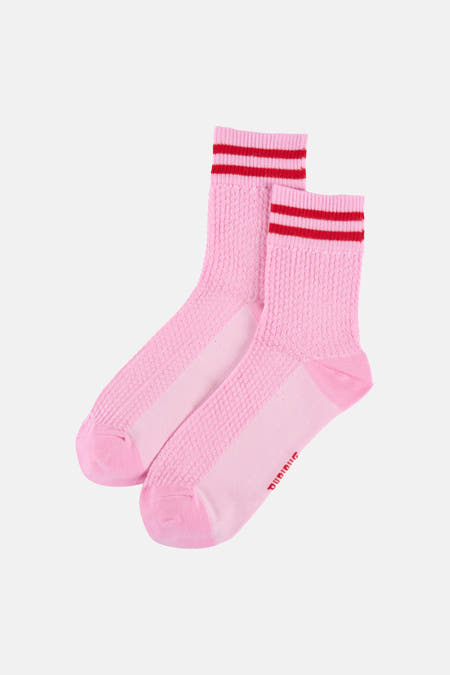 Chaussettes roses à rayures rouges de BIRDLAND, tricot texturé en gros plan.