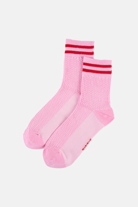 Chaussettes roses à rayures rouges de BIRDLAND, tricot texturé en gros plan.