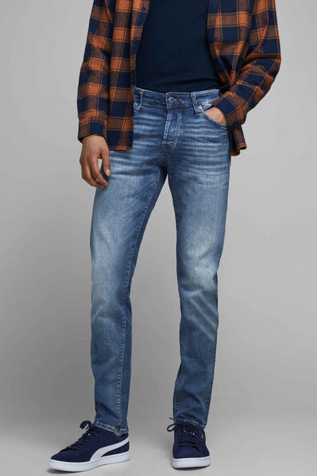 Jean slim de JACK & JONES JEANS INTELLIGENCE, associé à une chemise à carreaux et des baskets, vu de dos.