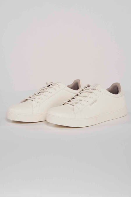 Sneakers blanches d'ACCESSORIES BY JACK & JONES, avec une fermeture à lacets et une semelle crème.