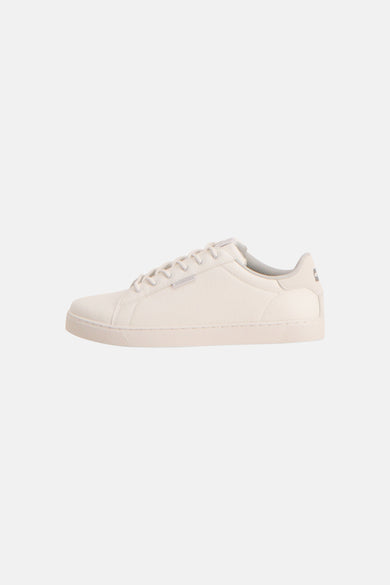 Baskets blanches ACCESSORIES BY JACK & JONES avec lacets, surface légèrement texturée et coupe basse, vue de côté.