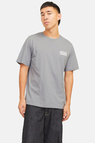T-shirt gris à manches courtes de CORE BY JACK & JONES, détail de la manche et du bras.