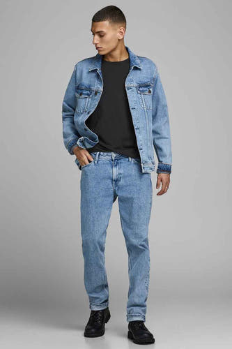 T-shirt noir de CORE BY JACK & JONES, porté sous un blouson denim bleu avec des jeans coordonnés.