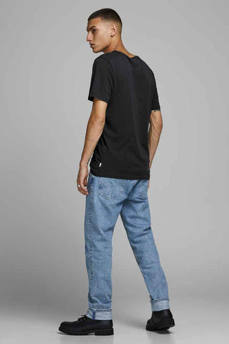 T-shirt noir de CORE BY JACK & JONES, vu de dos, avec des jeans bleus et des chaussures noires.