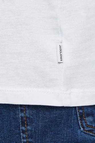 T-shirt blanc de CORE BY JACK & JONES, avec une broderie du nom de la marque sur le tissu.