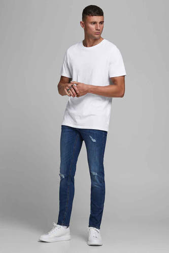T-shirt blanc de CORE par JACK & JONES, à manches courtes, associé à des jeans et des sneakers.