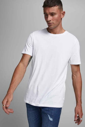T-shirt blanc de CORE BY JACK & JONES, à manches courtes, porté avec un jean bleu.