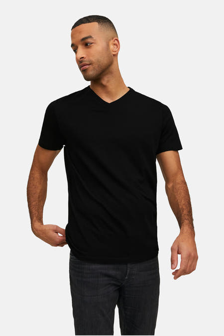 Zwart T-shirt van PREMIUM by JACK & JONES, gedragen door een man met grijze jeans.
