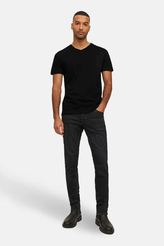 T-shirt noir de PREMIUM par JACK & JONES, porté avec des jeans foncés et des chaussures noires.