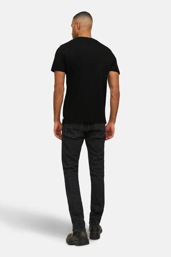 T-shirt noir de PREMIUM par JACK & JONES, vu de l'arrière, porté avec des jeans noirs et des bottes marrons.