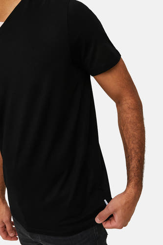 T-shirt noir de PREMIUM par JACK & JONES, avec des manches courtes et un col V.