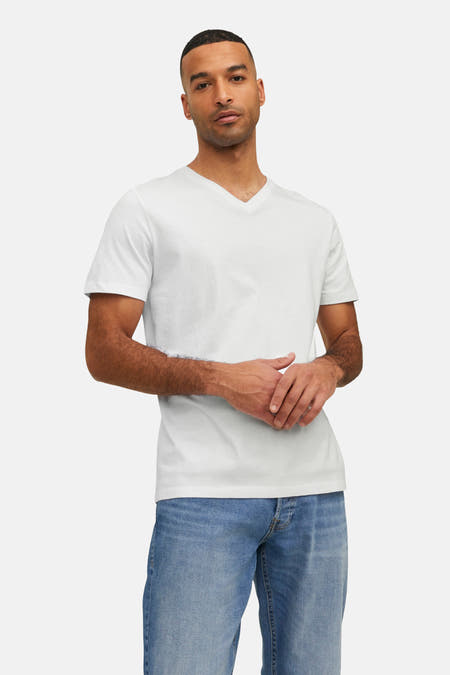 T-shirt blanc à manches courtes de PREMIUM by JACK & JONES, porté avec des jeans bleus.