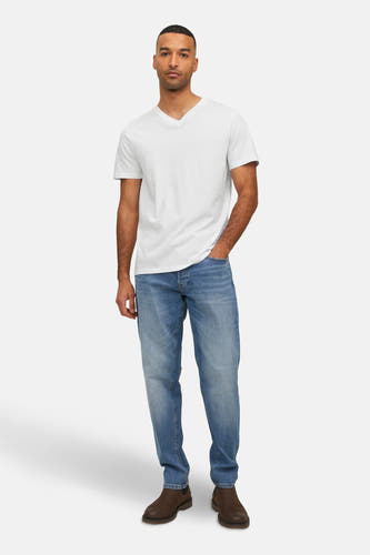T-shirt blanc de PREMIUM par JACK & JONES, porté avec des jeans bleus et des bottes brunes.