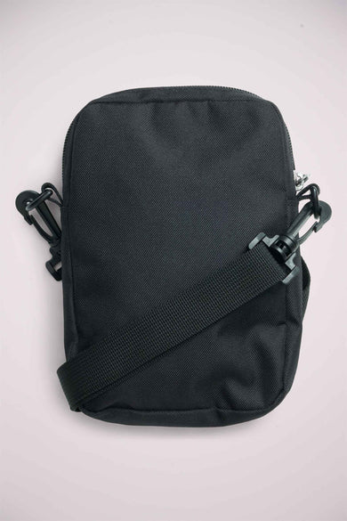 Sac d'épaule noir en matériau robuste avec large bandoulière et mousqueton, de ACCESSORIES BY JACK & JONES, vue de dessus