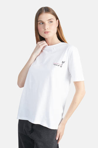 Wit T-shirt met korte mouwen van 24 colours, met kleine print en gedragen met grijze jeans.
