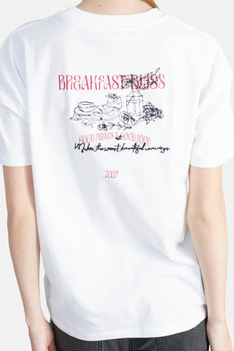 Wit T-shirt met korte mouwen van 24 colours, met een print van ontbijt eten en de tekst "Breakfast Bliss" op de achterkant.