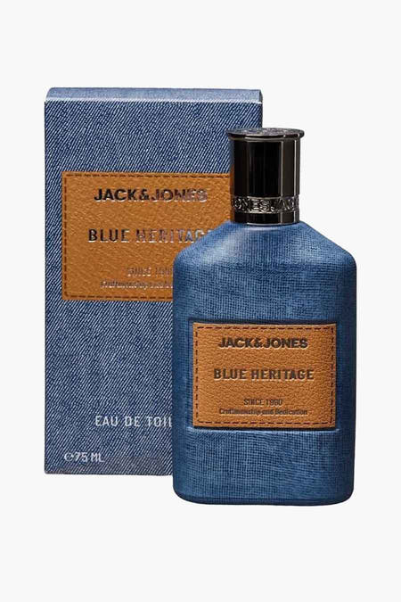 Parfum denim d'ACCESSORIES BY JACK & JONES, avec des étiquettes en cuir sur le flacon et la boîte.