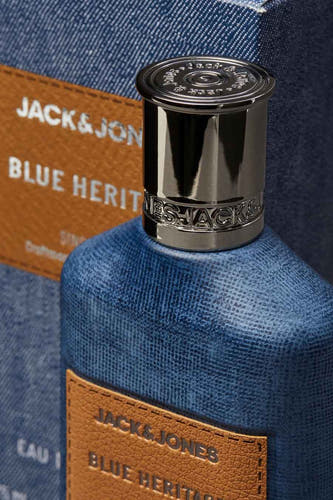 Parfum denim d'ACCESSORIES BY JACK & JONES, avec un bouchon en argent et une étiquette en cuir brun.