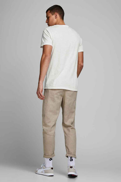T-shirt blanc de PREMIUM BLUE par JACK & JONES, vue arrière avec un short en lin beige et des baskets blanches.