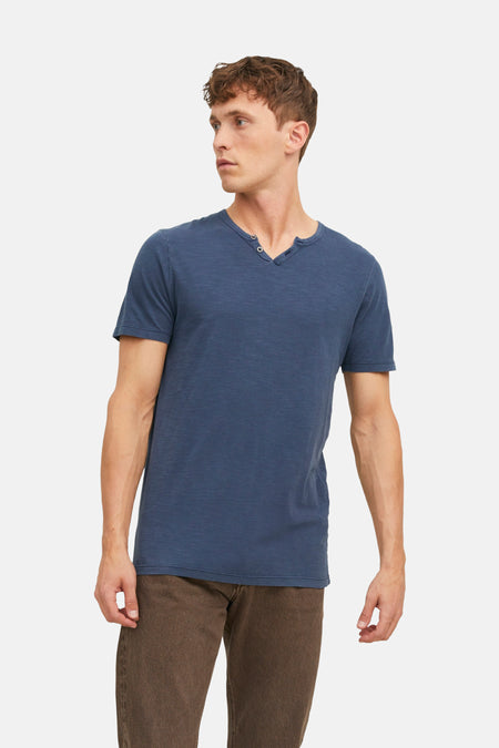 Blauw T-shirt van PREMIUM BLUE by JACK & JONES, met korte mouwen en knoopjes bij de hals.