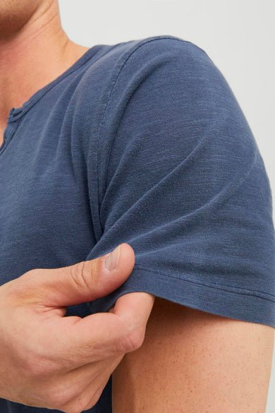 T-shirt bleu de PREMIUM BLUE par JACK & JONES, à manches courtes et texture lisse.
