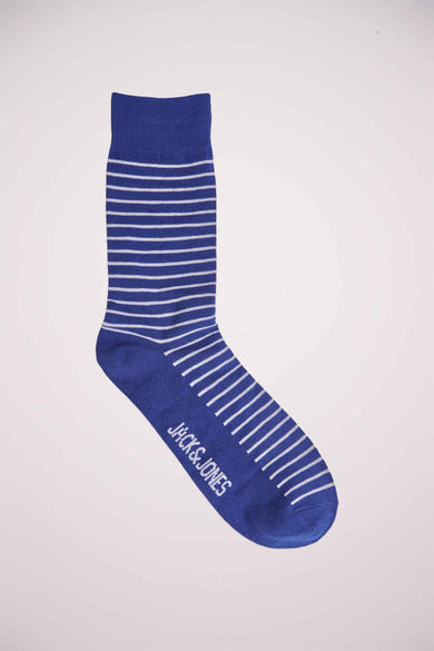 Chaussettes bleues de ACCESSORIES BY JACK & JONES, avec des rayures blanches horizontales sur toute la chaussette.