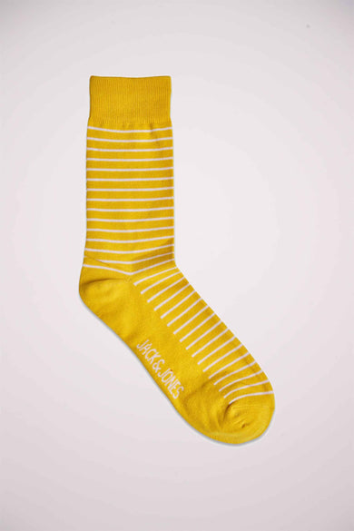 Chaussettes jaunes de ACCESSORIES BY JACK & JONES avec des rayures horizontales blanches et le logo de la marque sur le pied.