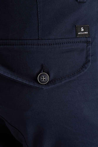 Jean cargo bleu marine de JACK & JONES JEANS INTELLIGENCE, avec une poche sur le côté et une fermeture à glissière.