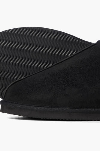 Chaussons noirs d'ACCESSORIES BY JACK & JONES, avec une semelle rayée et une douce texture, vus en gros plan.
